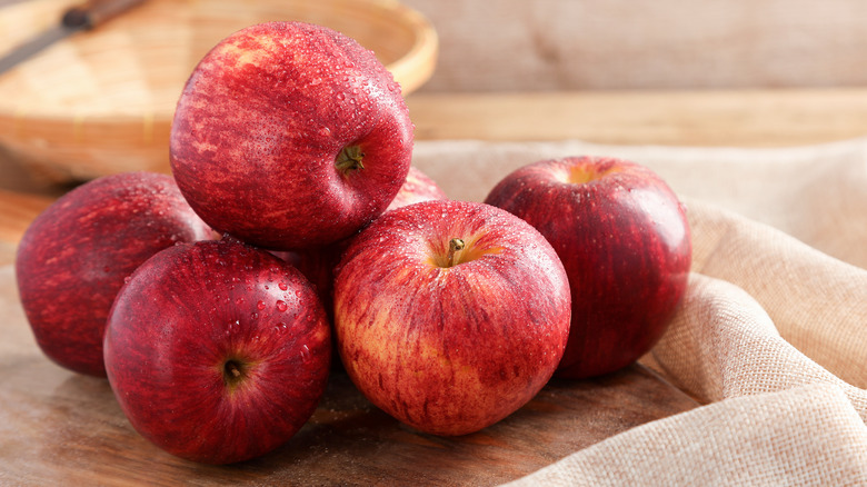 Fresh red apples