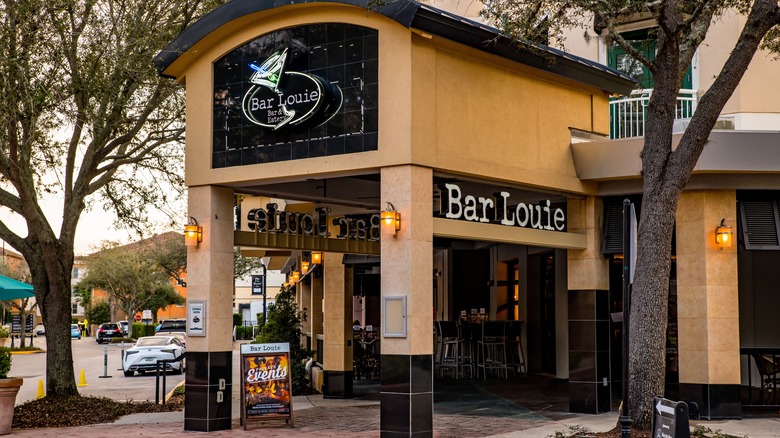 Bar Louie entranceway 