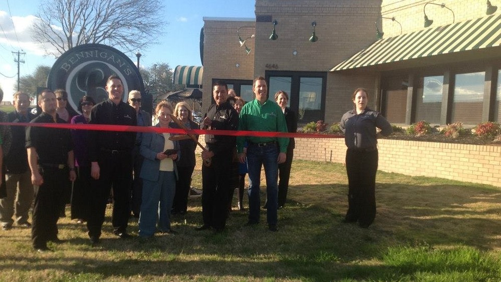 Bennigan's ribbon cutting