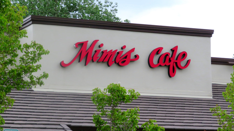 Mimi's Cafe and sign 