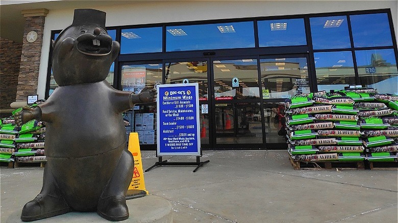 Buc-ee's statue and storefront