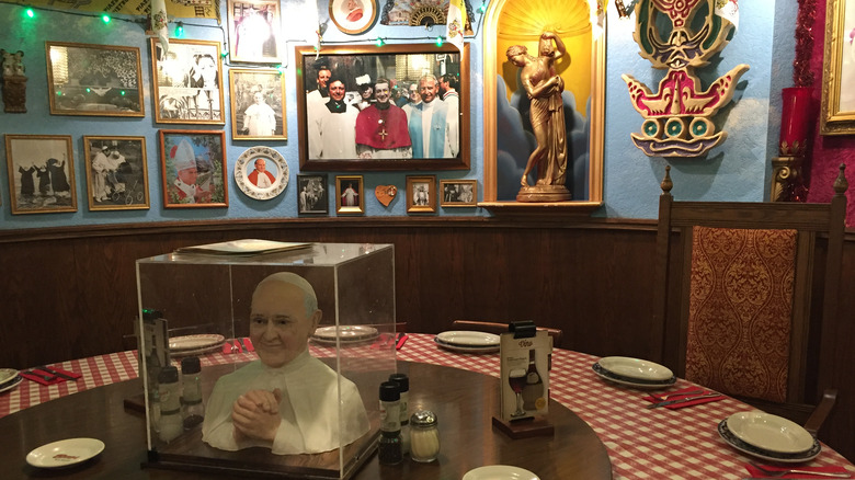 Buca Di Beppo Pope room