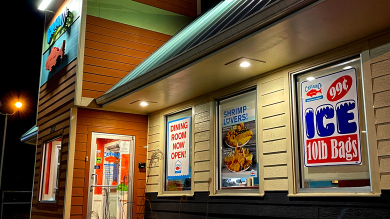 Captain D's exterior with signage 