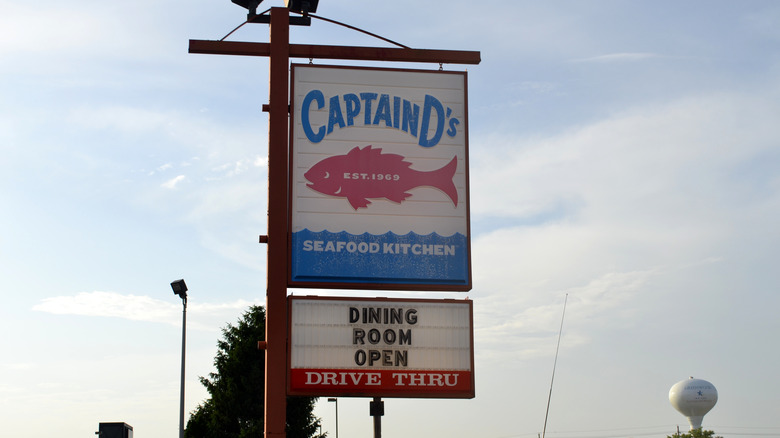 Captain D's sign outside of restaurant 