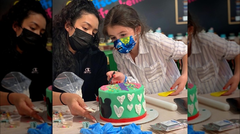 cake decorating at Duff's Cakemix