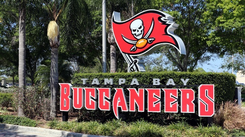 tampa bay buccaneers sign