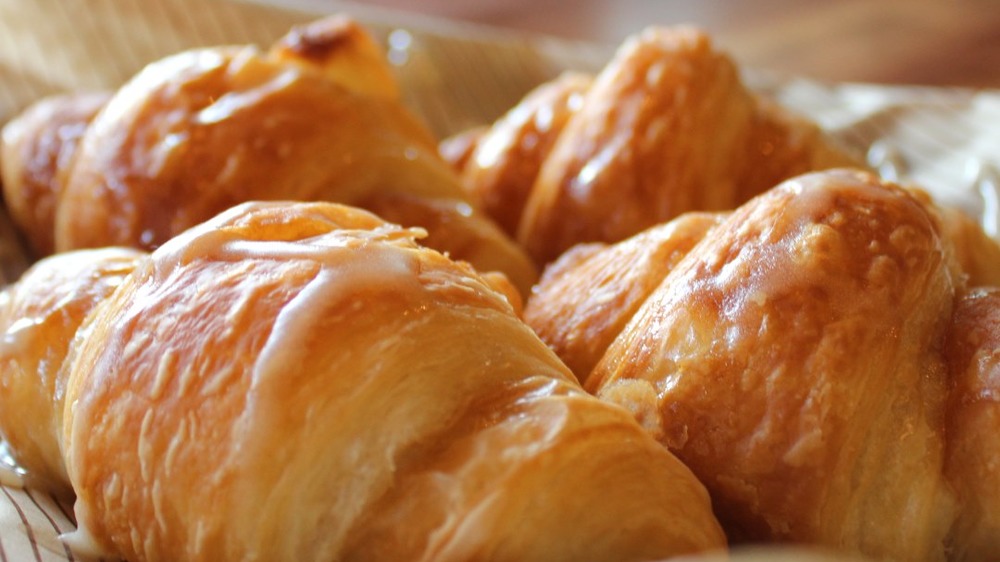 honey butter croissants at Cheddar's Scratch Kitchen