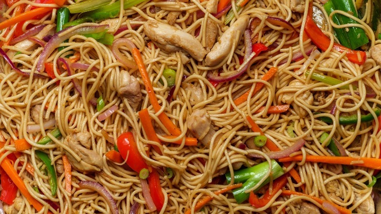 Hakka noodles chow mein peppers