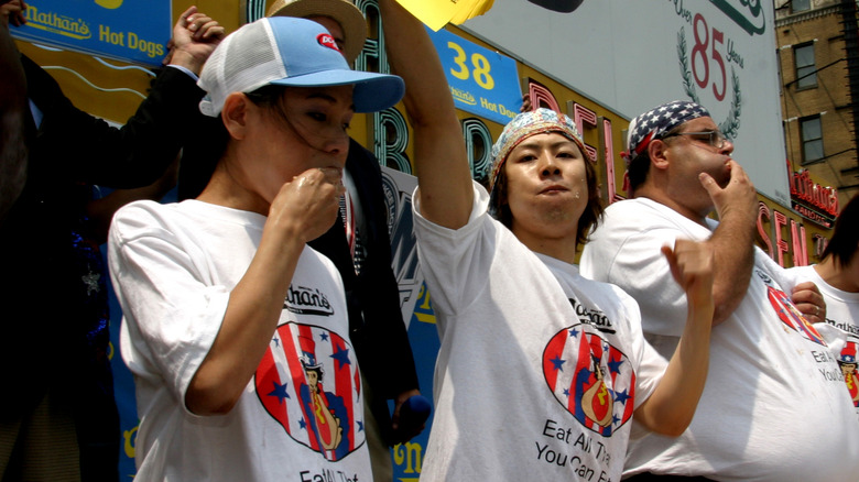 Sonya Thomas and Takeru Kobayashi eating