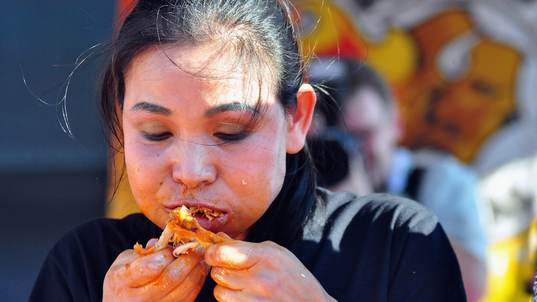 Sonya Thomas eating chicken wings