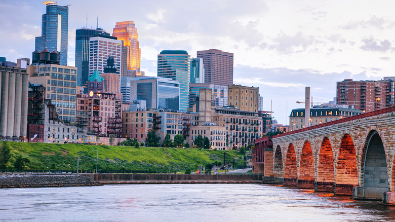 minneapolis skyline with water