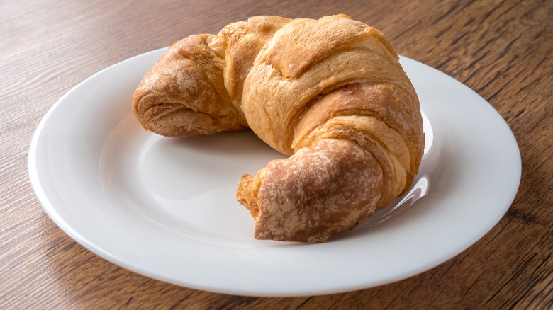 croissant ordinaire on plate