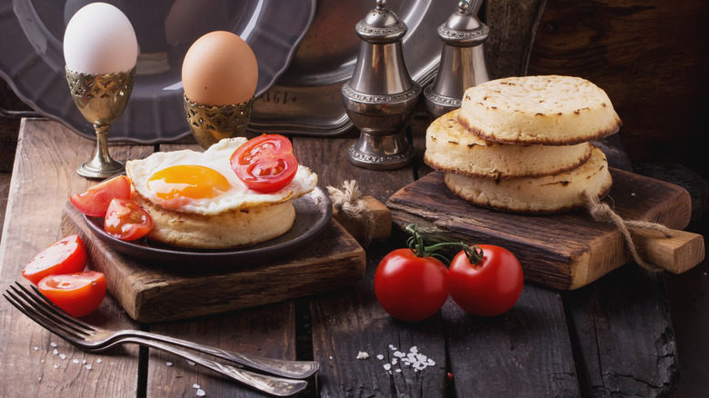 toasted crumpets with fried egg and tomatoes