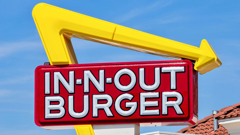 in-n-out burger sign