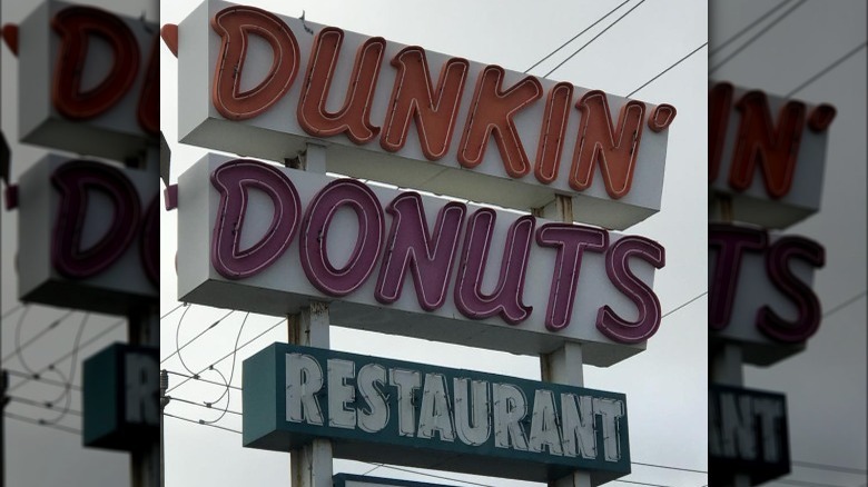 Sign for Dunkin' diner in Florida