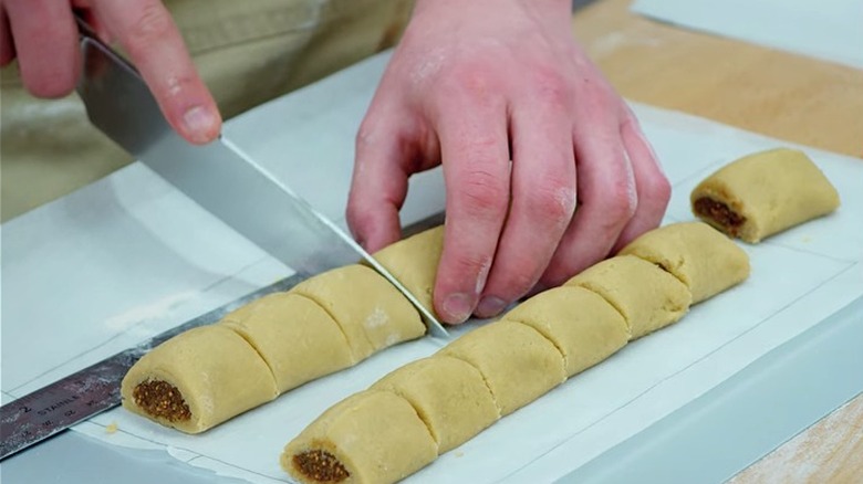 Slicing fig roll