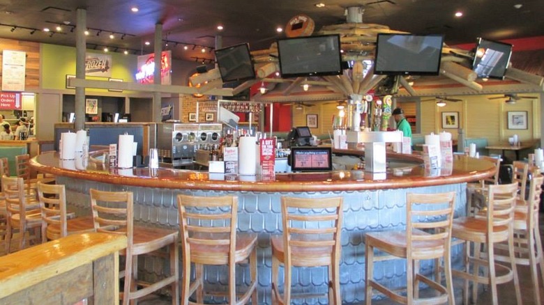 Fuddruckers restaurant interior