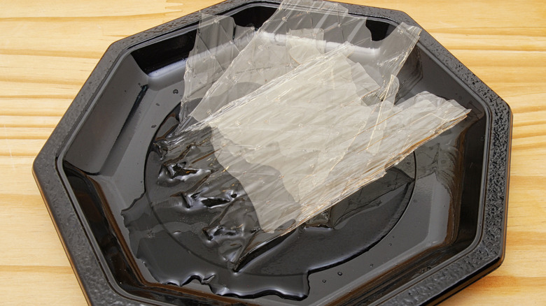 Isinglass gelatine in a bowl