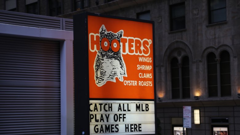 hooters sign 