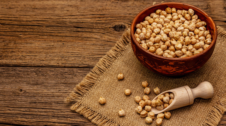 dried chickpeas in bowl