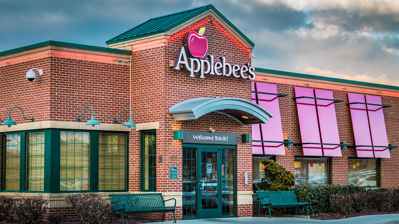 Exterior of an Applebee's restaurant