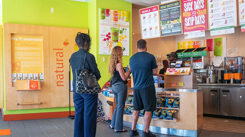 jamba location with people in line