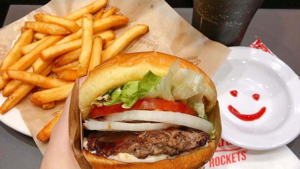 johnny rockets doesn't use microwaves to cook burgers