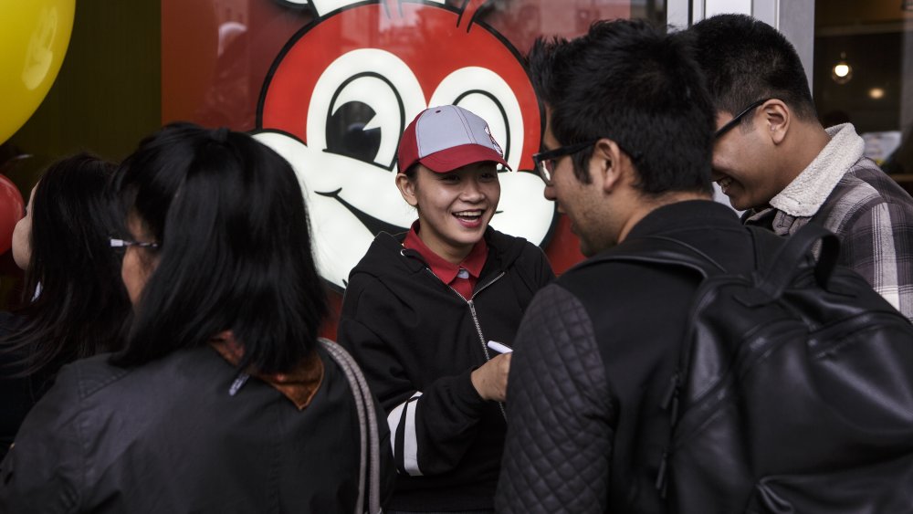 Photo of a crowd lined up outside a Jollibee in Milan, Italy