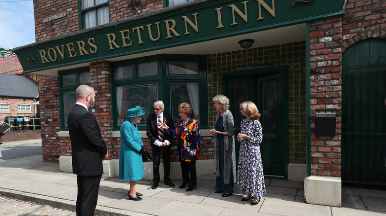 Queen Elizabeth meeting Coronation Street actors