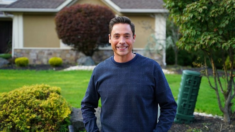 Jeff Mauro in front of a house