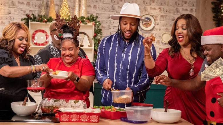 Kym Whitley with judges and contestants on "The Big Holiday Food Fight"