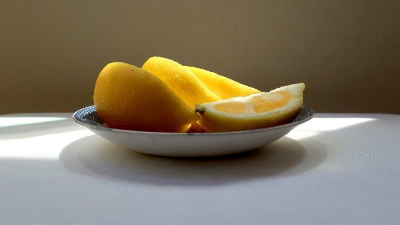 lemon wedge