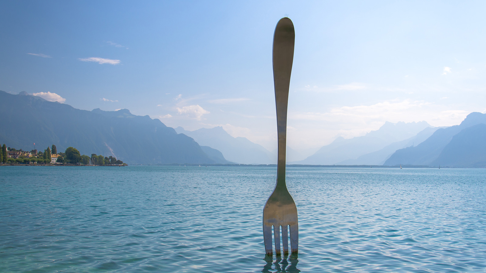 Стальная вилка в озере Женев
