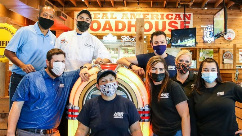 Restaurant workers wearing masks 