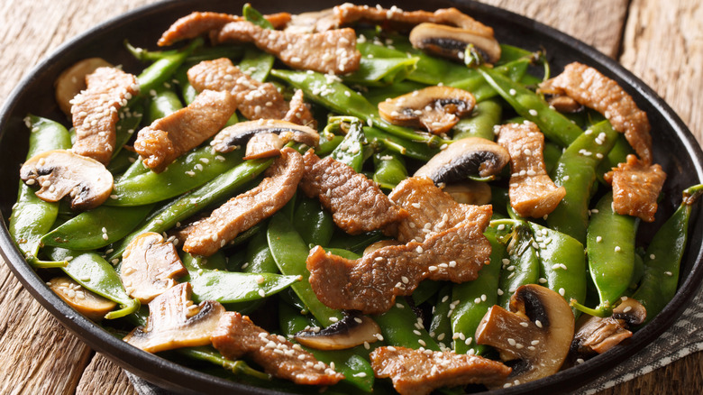 Stir-fried beef and mushrooms