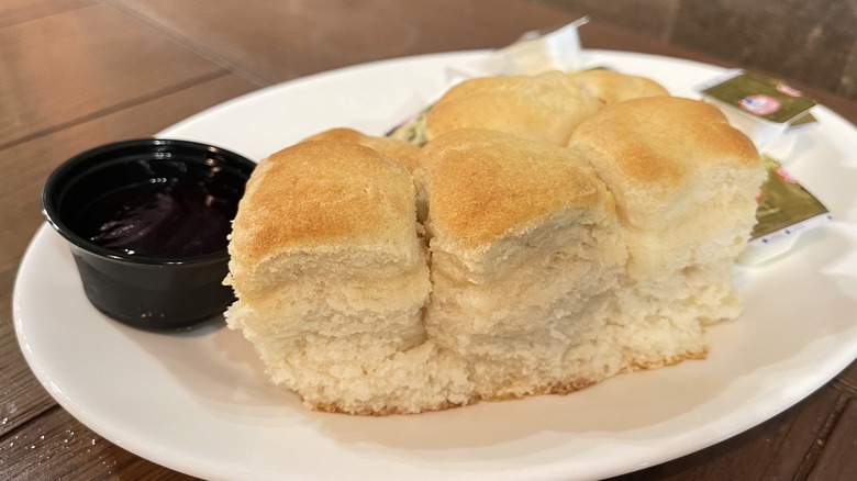 mrs knotts chicken dinner biscuits and boysenberry jam