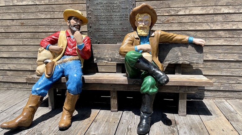 knotts berry farm original statues ghost town