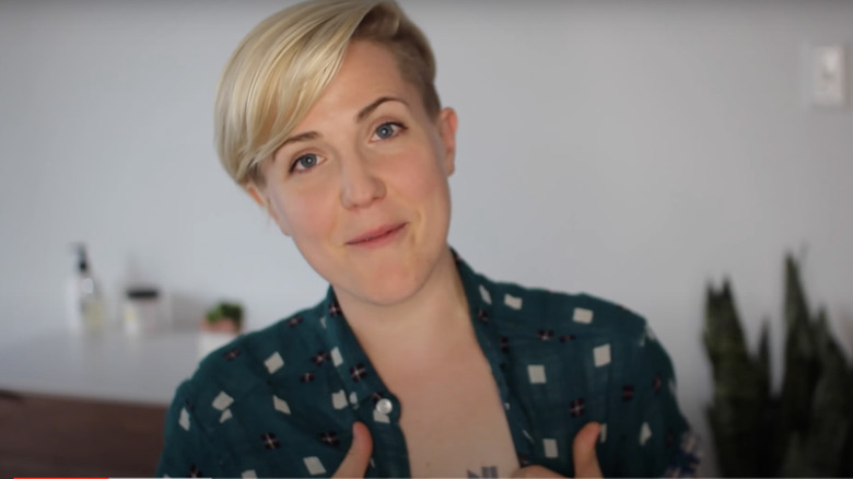 Hannah Hart showing her tattoo