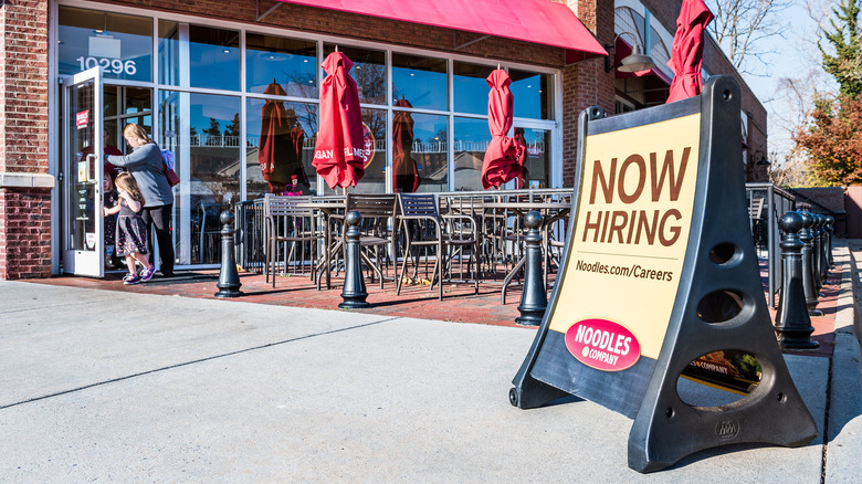 noodles and company now hiring