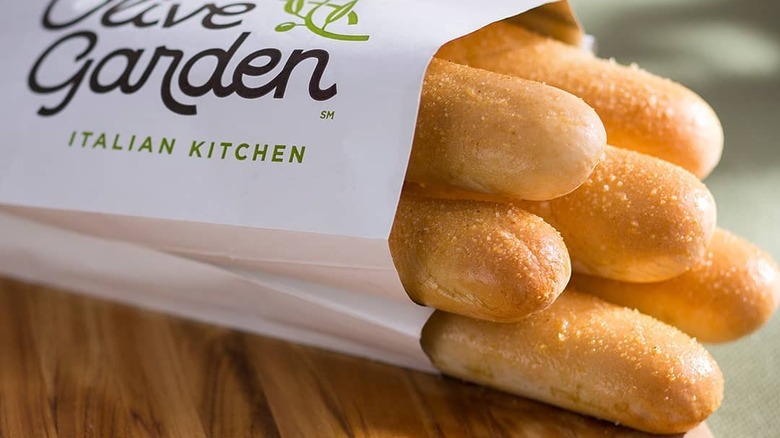 Serving of Olive Garden breadsticks