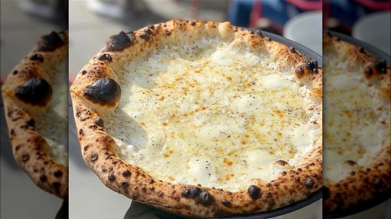 Cacio e pepe pizza