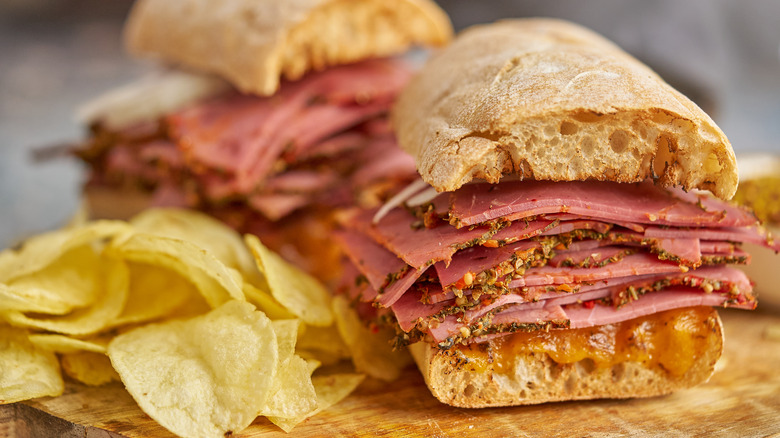 pastrami sandwich with potato chips