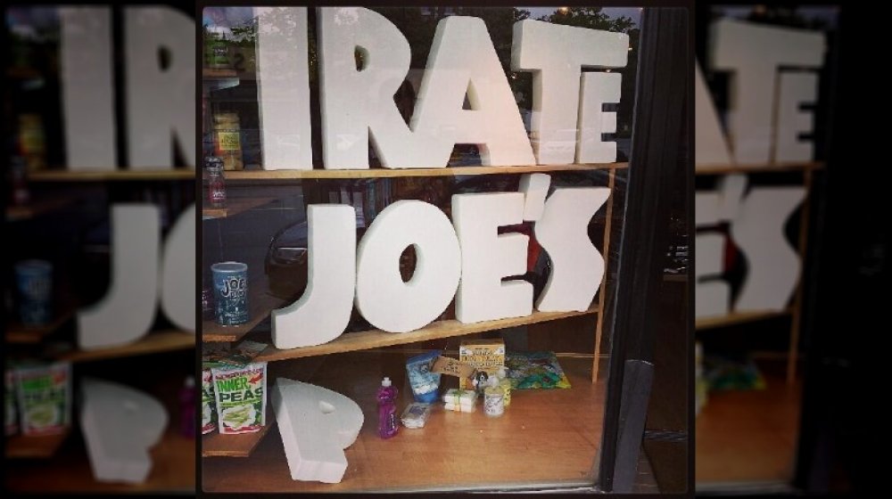 Pirate Joe's sign without the 'P'