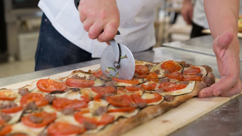 slicing pizza