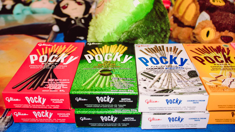 Boxes of Pocky flavors, toys 