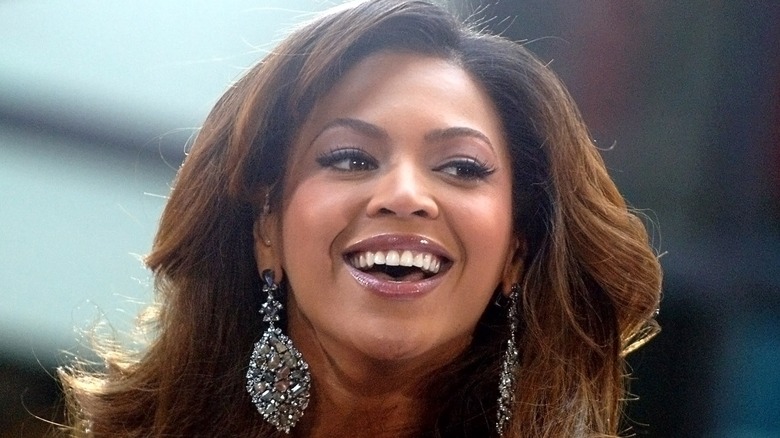 Beyoncé smiling on stage 2006