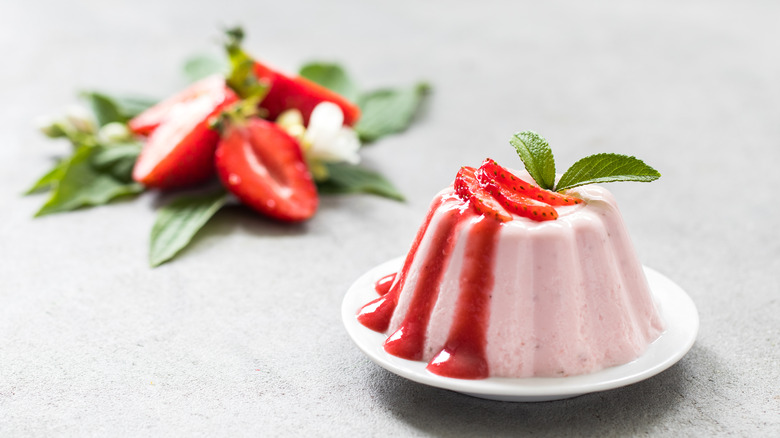 Creamy strawberry pudding