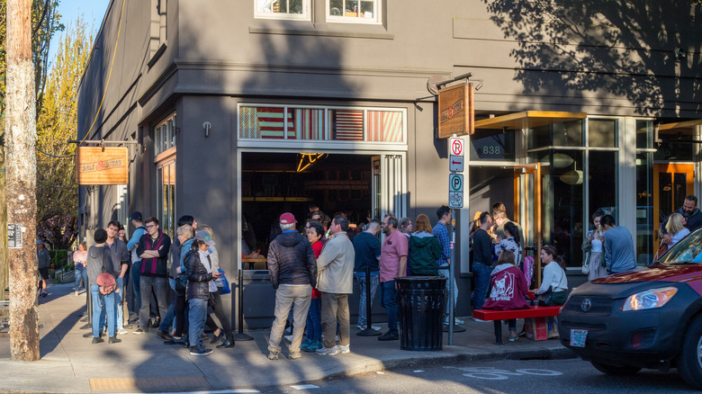 salt and straw customers waiting in line