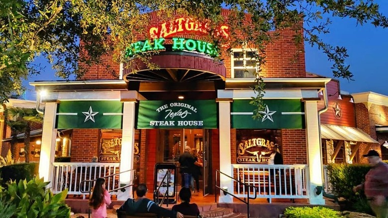 Saltgrass Steakhouse restaurant exterior