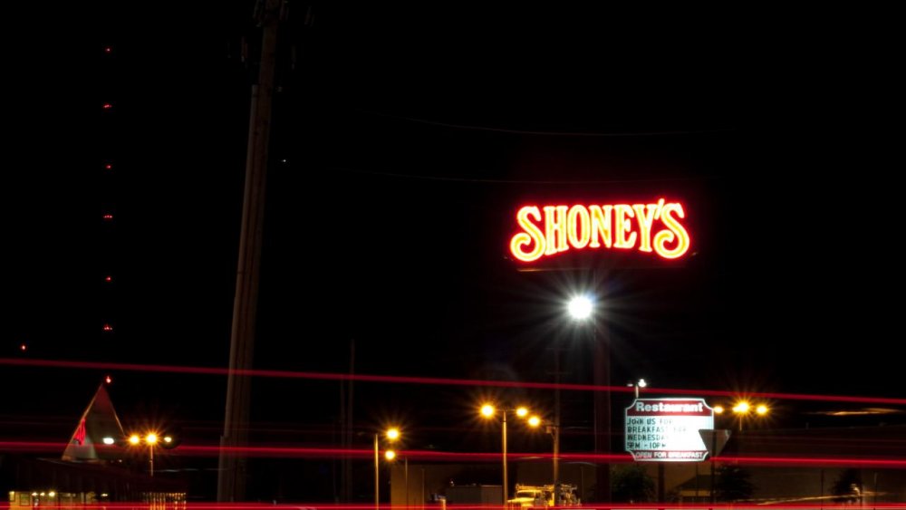 Shoney's restaurant sign from road